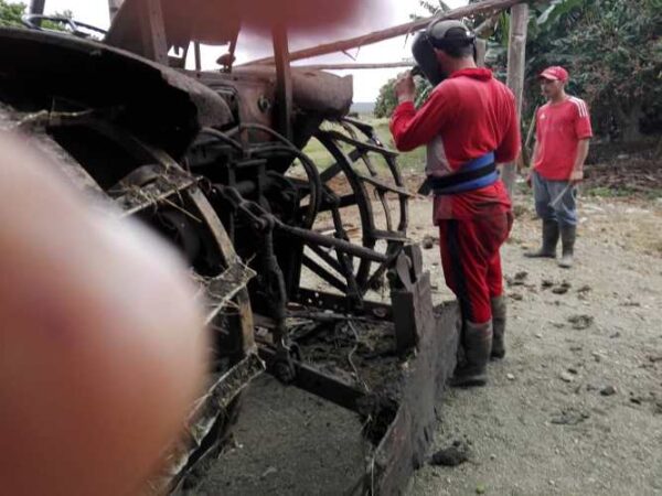 En esta finca con el viejo tractor se logra avanzar en las siembras, a pesar de sus sistemáticas roturas. Foto: Eduardo Sicilia.