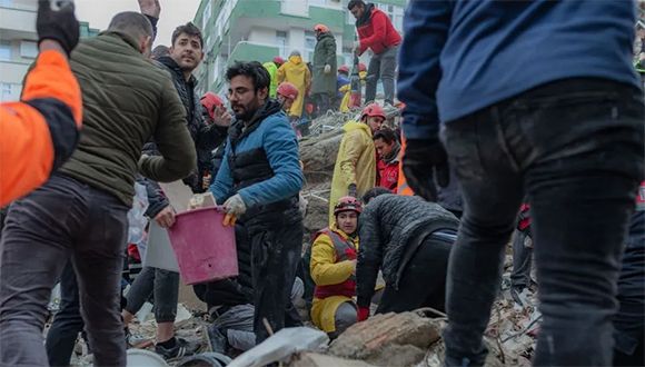 Aumenta a más de 2 600 cifra de muertos por fuerte terremoto en Turquía y Siria