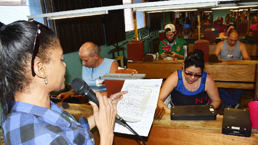 Embajadora de Indonesia en Cuba visita fábrica espirituana de tabaco