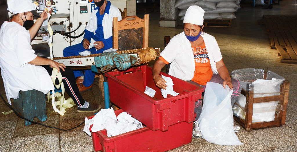 Carencia de materia prima detiene producción de café en Torrefactora de Cabaiguán