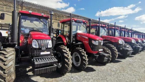 Vegueros espirituanos dispondrán de nuevos tractores