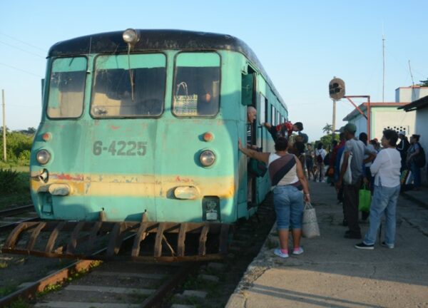 Con alternativas, los ferroviarios están presentes en la celebración del Día del Transportista. Foto: Oscar Alfonso Sosa.