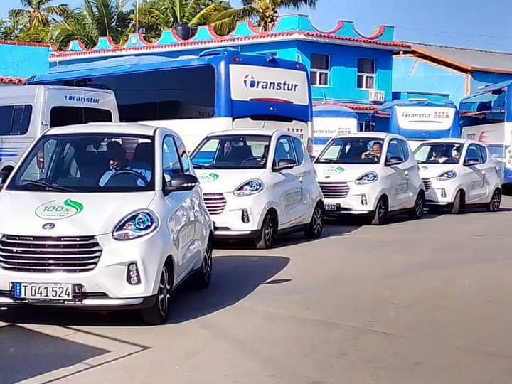 Sucursal Transtur-Trinidad estrena autos eléctricos destinados a la renta (+ fotos)