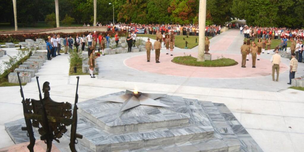 Estudiantes de la Escuela Militar Camilo Cienfuegos, de la provincia, realizaron la guardia de honor.