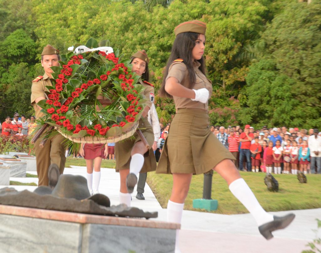 Estudiantes de la Escuela Militar Camilo Cienfuegos, de la provincia, realizaron la guardia de honor.