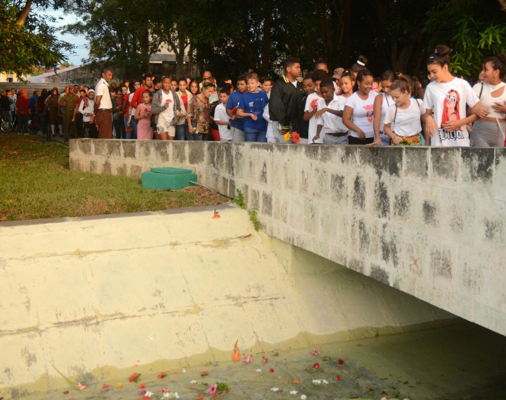 La tradicional flor para Camilo volvió a inundar ríos y mares.