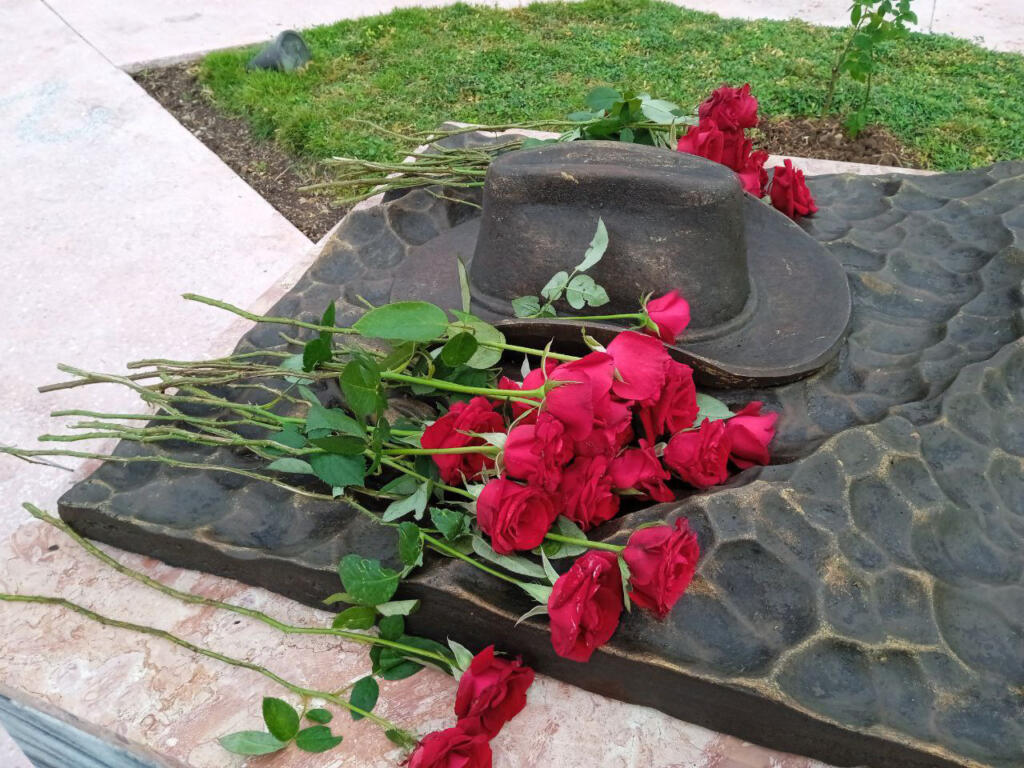 En el nicho de Camilo se dejan ver las rosas rojas, como parte del homenaje al Héroe de Yaguajay.
