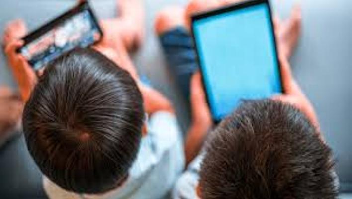 Se incrementan las enfermedades oculares en niños y adolescentes debido al uso excesivo de dispositivos electrónicos