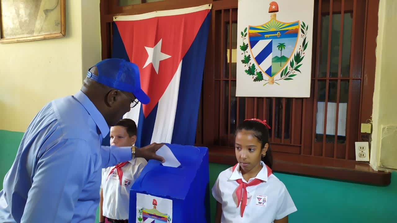 Asistieron a las urnas: Salvador Valdés Mesa, Inés María Chapman y Manuel Marrero Cruz