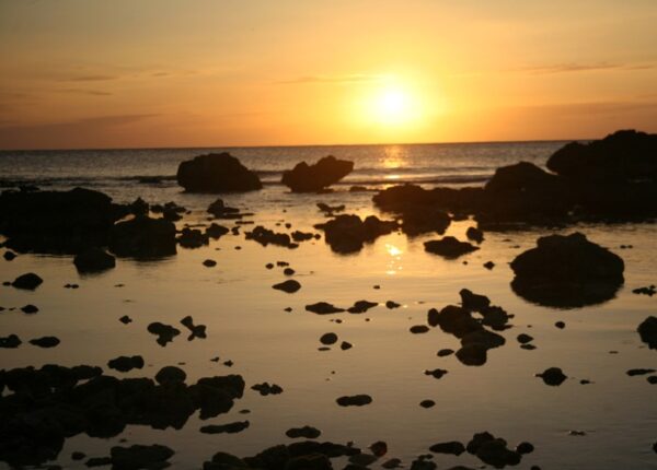 Cuando el sol se despide, allá acariciando el horizonte del mar, deja estas huellas. Foto: Oscar Alfonso Sosa.