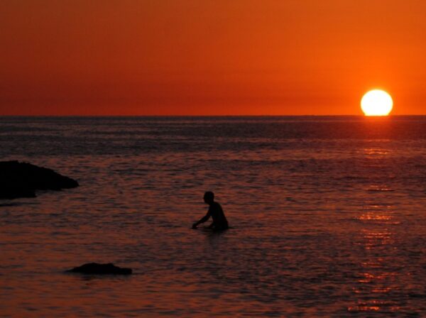 Baño playero con la puesta del sol, una imagen que invita. Foto: Oscar Alfonso Sosa.