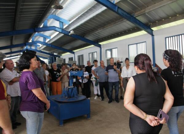 Adianes Taboada Zamora (I, primer plano) vice ministra del Ministerio de Ciencia, Tecnología y Medio Ambiente ponderó experiencias como la de las dehuesadora de gomas de Fomento, única de su tipo en el país. Foto: Oscar Alfonso Sosa.