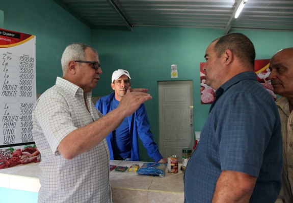 Homero Acosta también conoció el funcionamiento del mercado estatal Carpa Roja, de Cabaiguán, remozado en su totalidad.Foto: Oscar Alfonso Sosa. 