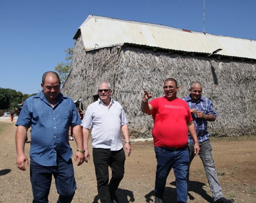 Durante la visita a un distinguido productor de tabaco tapado. Foto: Oscar Alfonso Sosa.