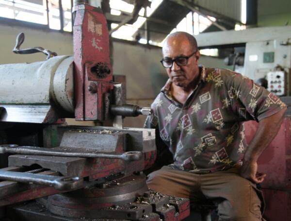 Frente a sus máquinas herramientas, los hombres del taller siguen pariendo soluciones. Foto: Oscar Alfonso Sosa.