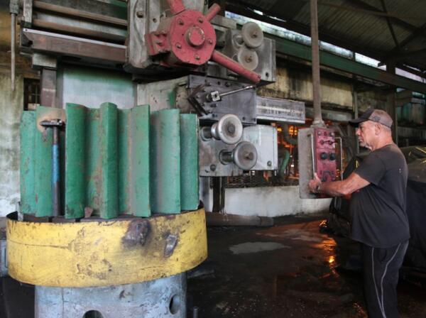 El taller de maquinado nunca detiene sus faenas. Foto: Oscar Alfonso Sosa.