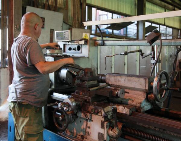 El taller vive la zafra que no descansa. Foto: Oscar Alfonso Sosa.